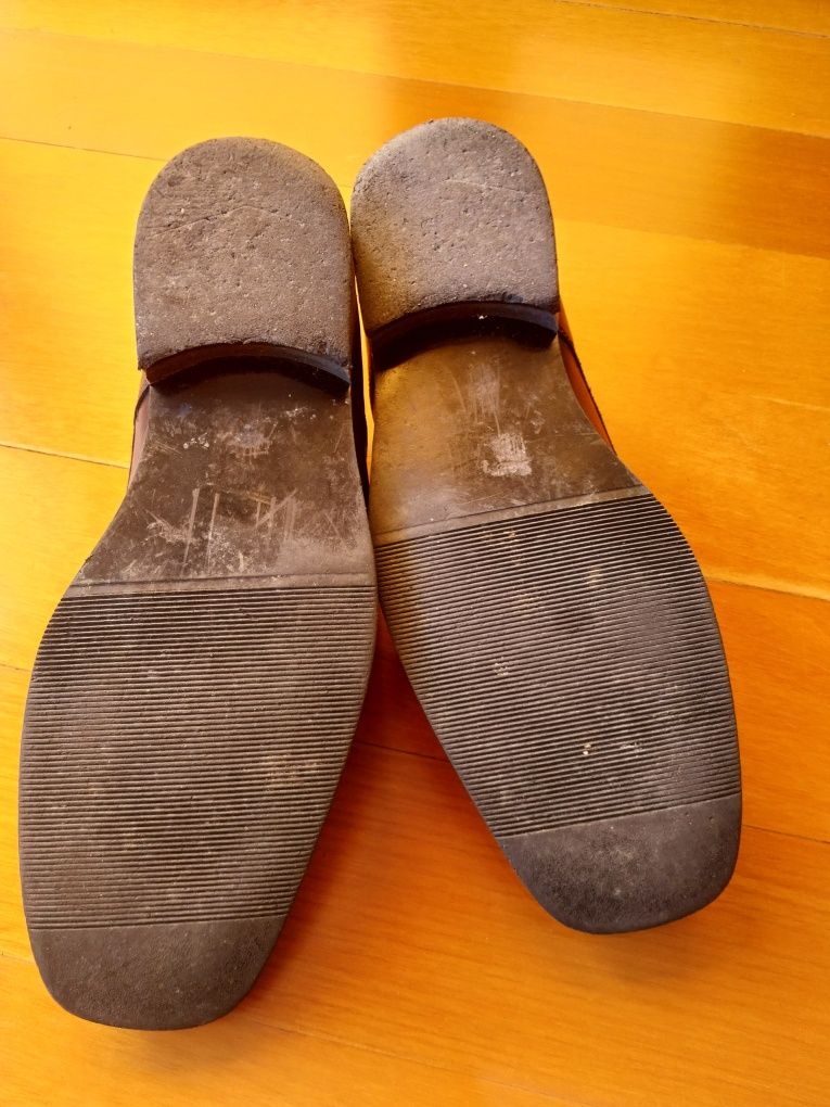 Sapatos de pele traje académico