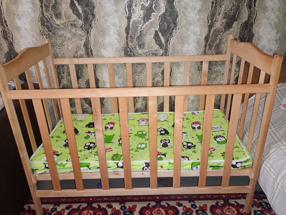 Дитяче ліжечко з матрасиком