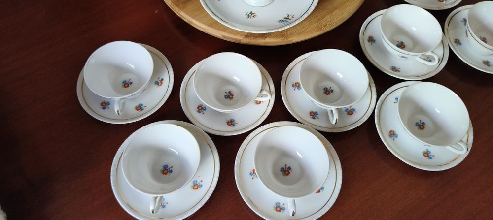 Serviço de chá em porcelana branca da Vista Alegre, Portugal.