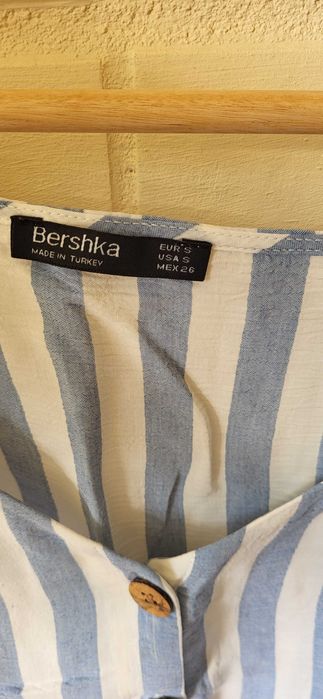 Top da Bershka riscas azuis e brancas