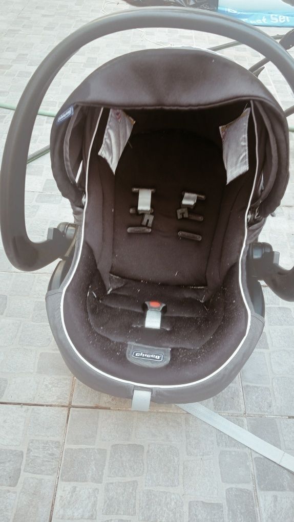 Trio Seety com Kory Essential i-Size da Chicco.