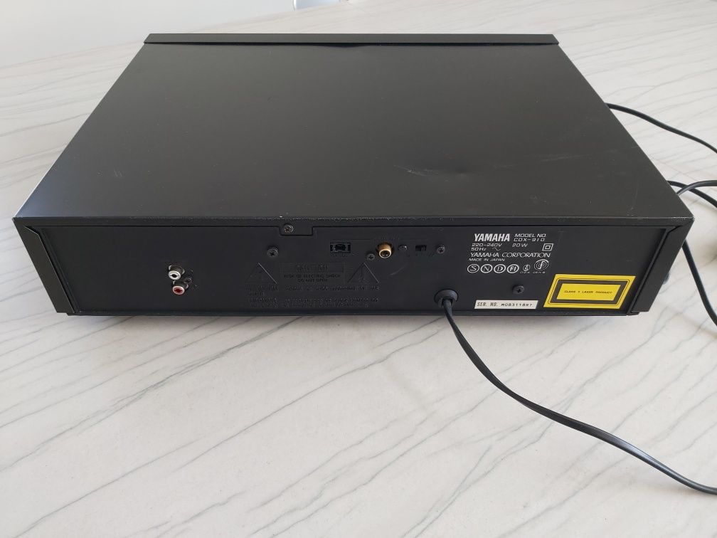 Yamaha CDX 910 razem z pilotem