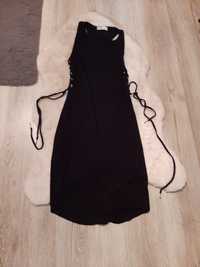 Śliczna czarna sukienka z wiązaniami po bokach