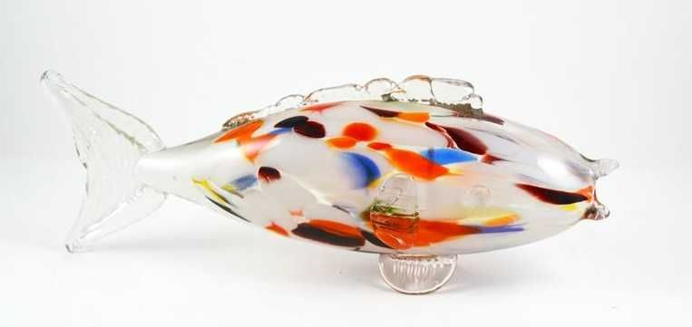 Peixe em vidro multicolorido