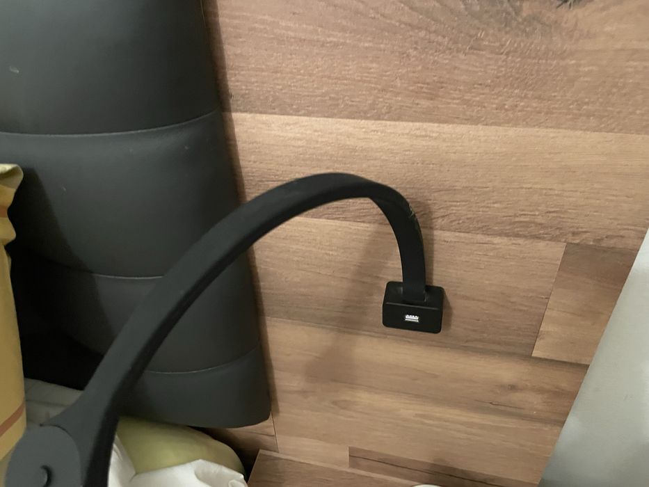 Cama casal com mesas cabeceira e usb embutidos