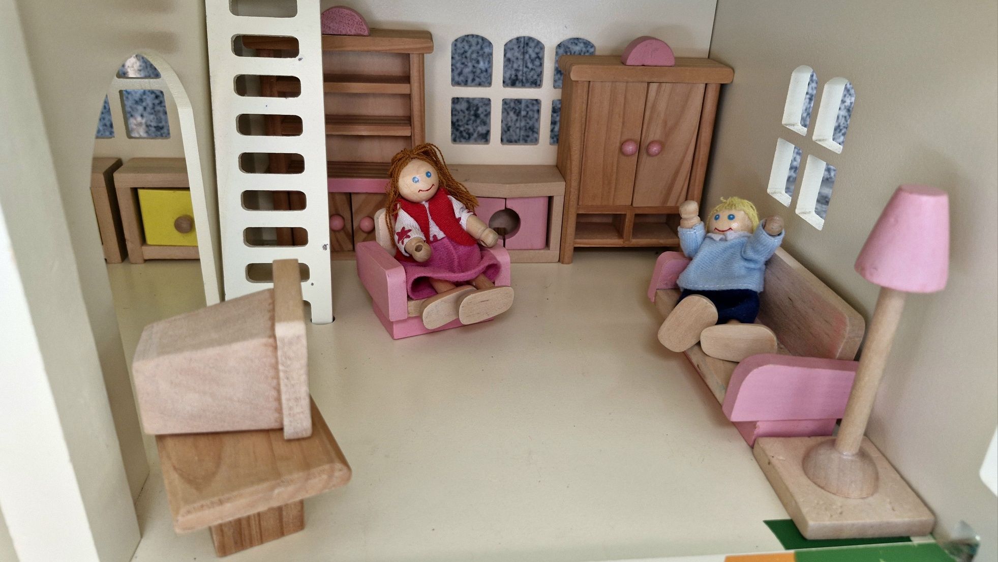 Domek drewniany dla lalek plus 23 mebelki 4 lalki