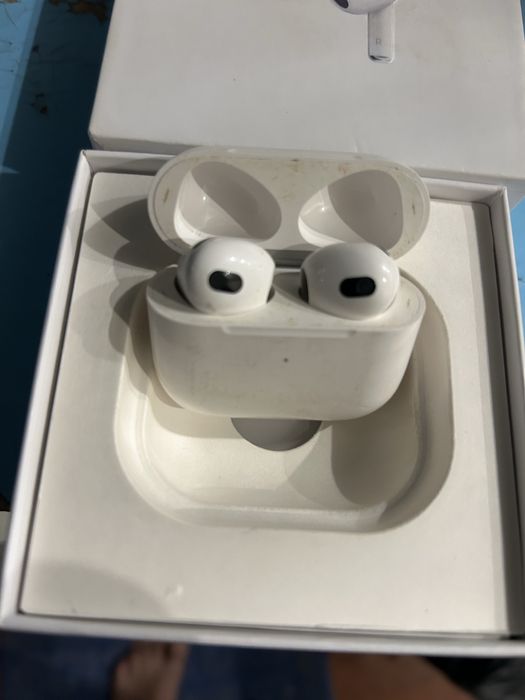 AirPods 3 with Wireless Charging Case
