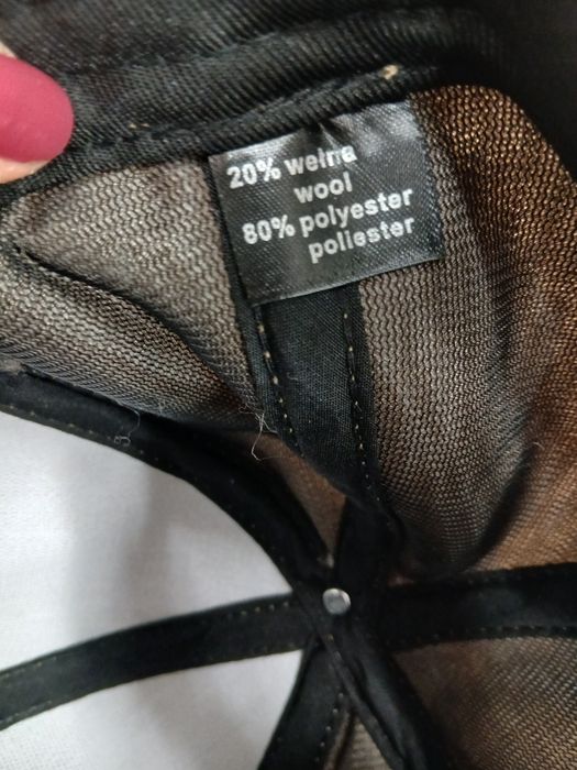 Czarna czapka z daszkiem baranek celine z wełną w składze