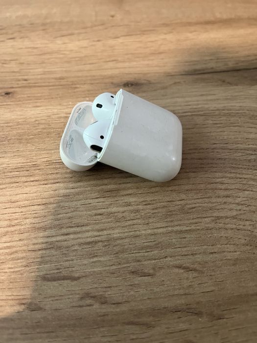 AirPods gen. 2. Prawa słuchawka gra trochę ciszej.