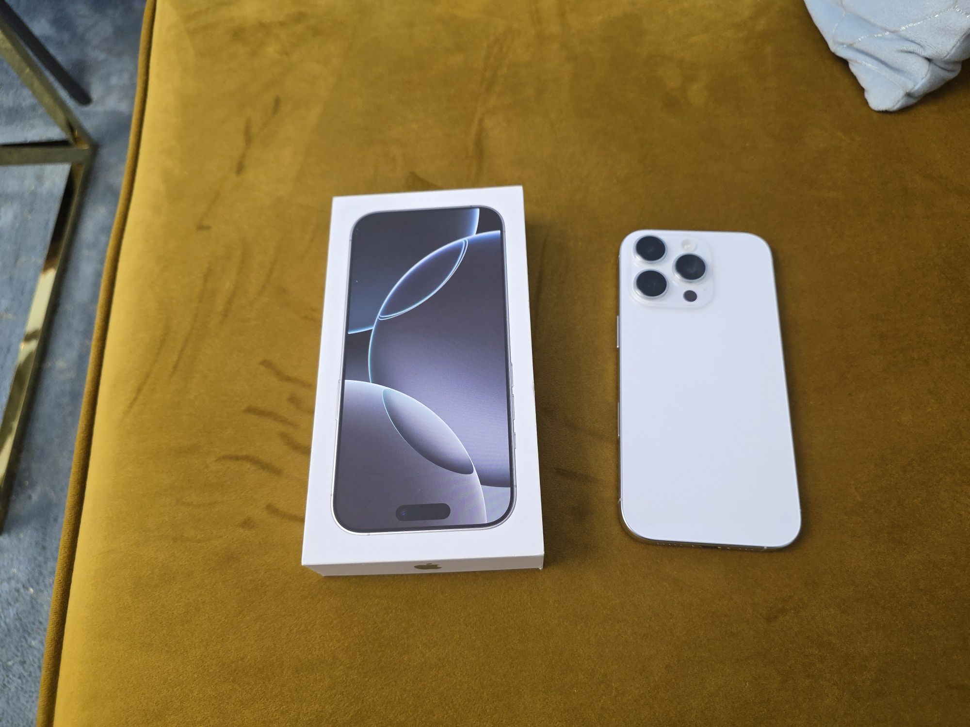 Iphon 16 pro jak nowy 100% wydajnosci baterii folia żelowa faktura