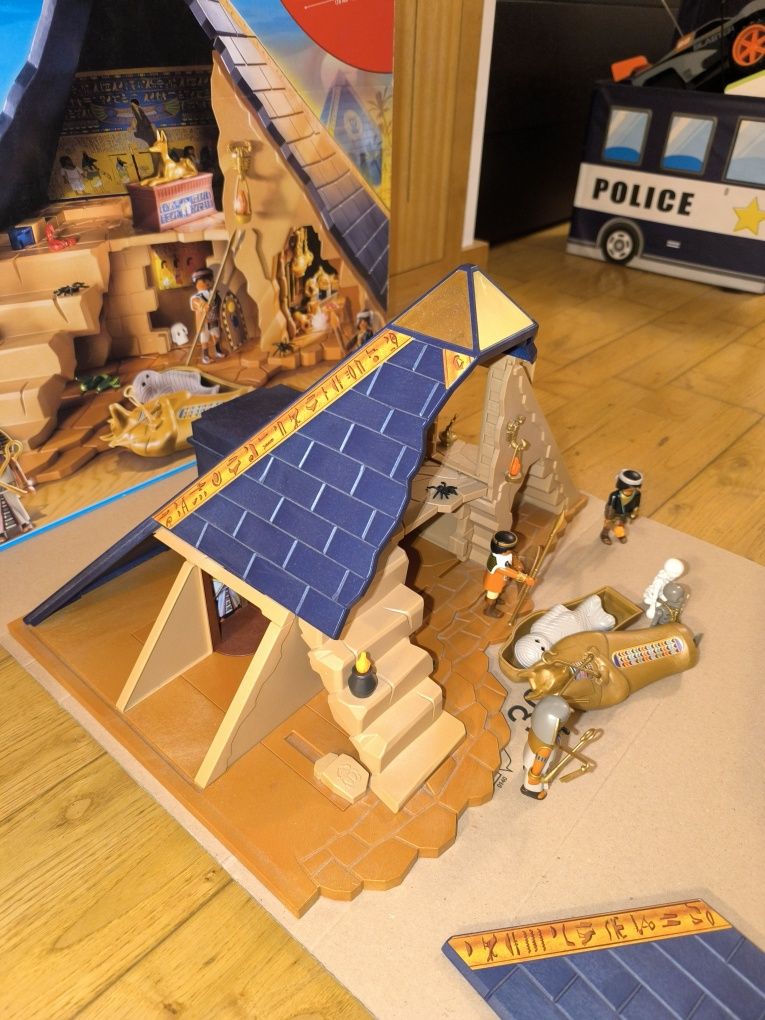 Playmobil pirâmide e boneco com camelo