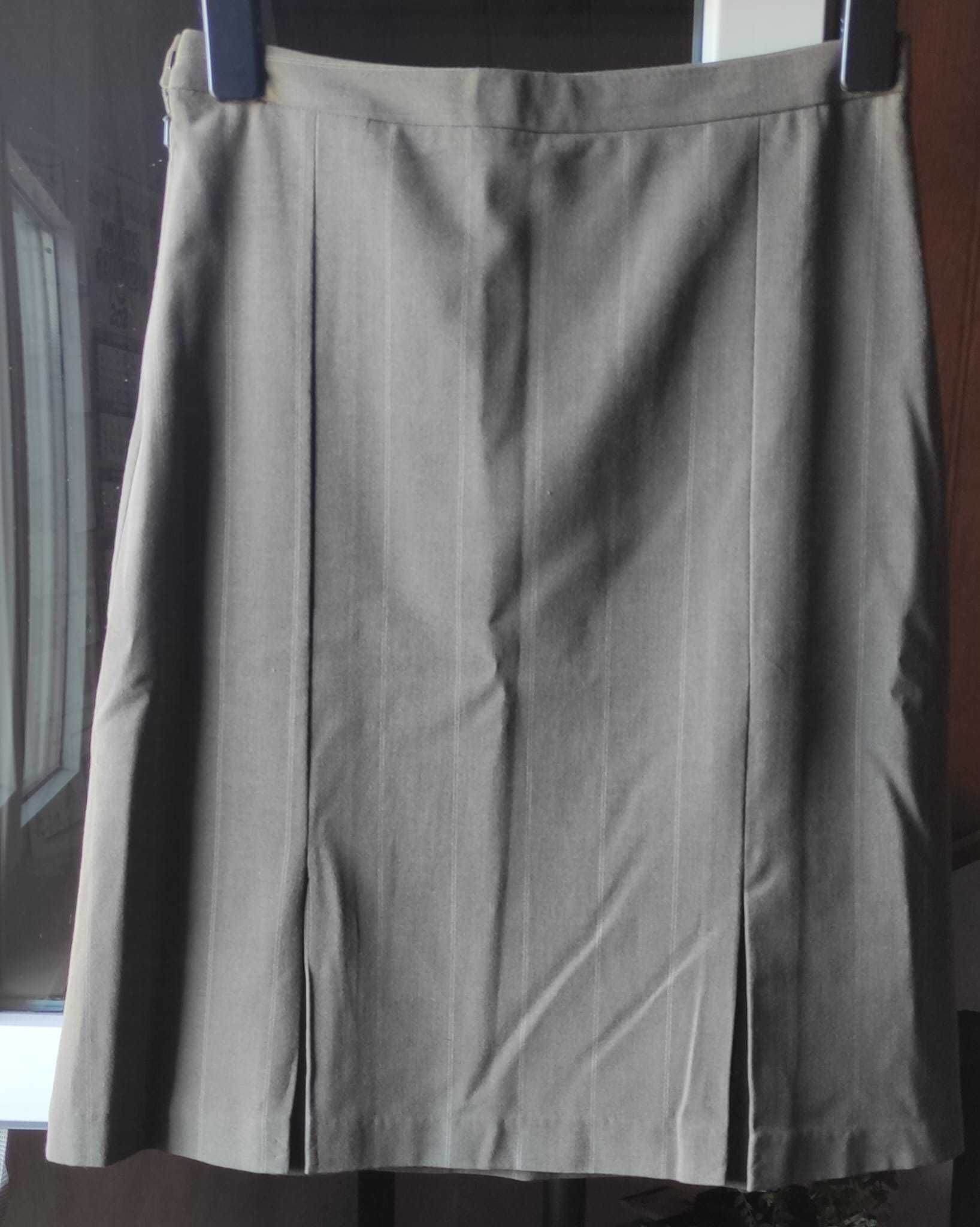 Elegante Saia Cor Café Com Leite e Risca Fina e Discreta Bege