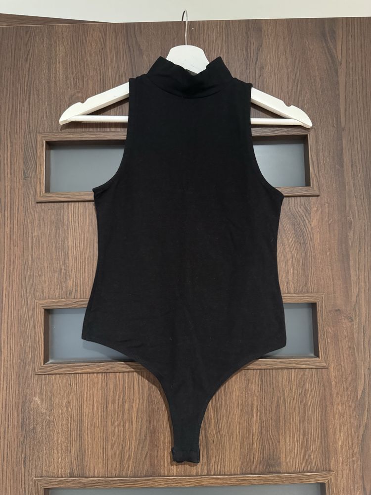 Czarne body z golfem