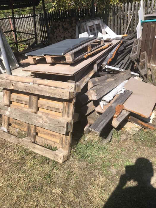 Deski  rozne po wymianie dachu i palety po budowie
