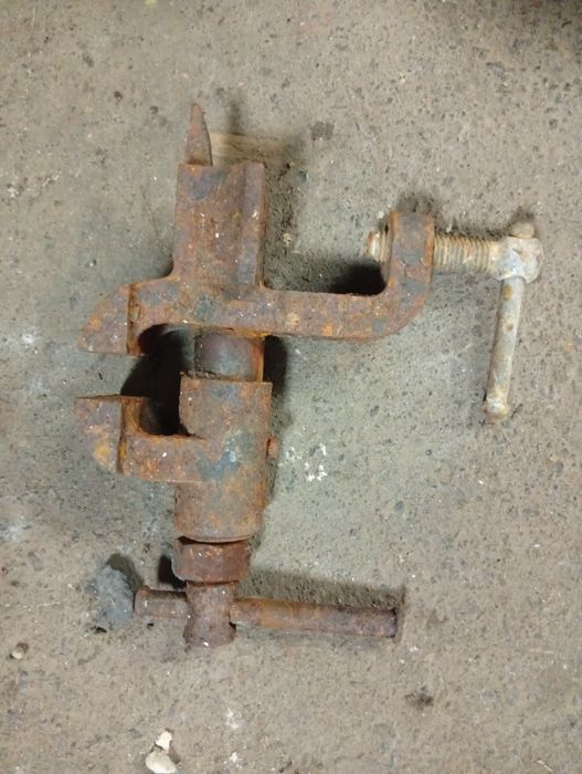 Тиски настольні  продам