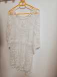 Vestido de praia de cor branco