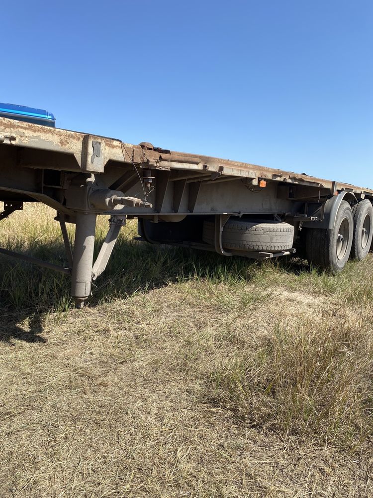 Тягач з напівпричепом