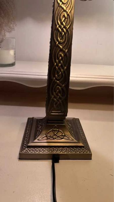 Lampa witrażowa biurkowa stojąca na nodze jak Tiffany klosz z kwiatami
