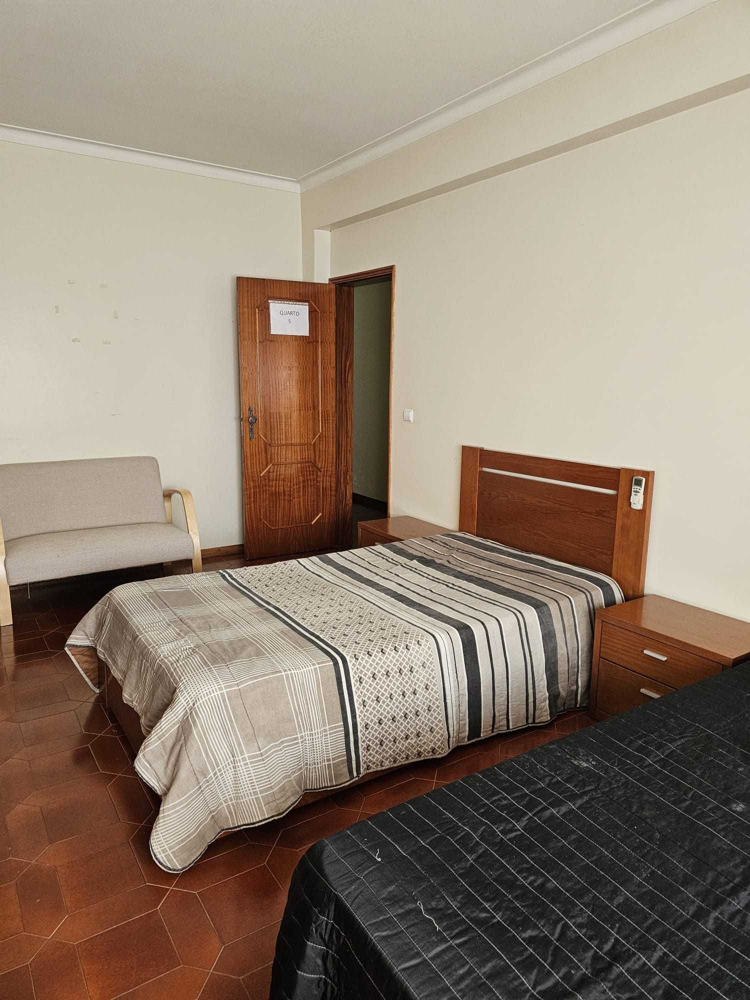 Quarto Duplo p/ 1 ou 2 pessoas (tudo incl.c/ AC) - Vale Flores (21 m2)