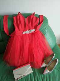 Czerwona dopasowana sukienka