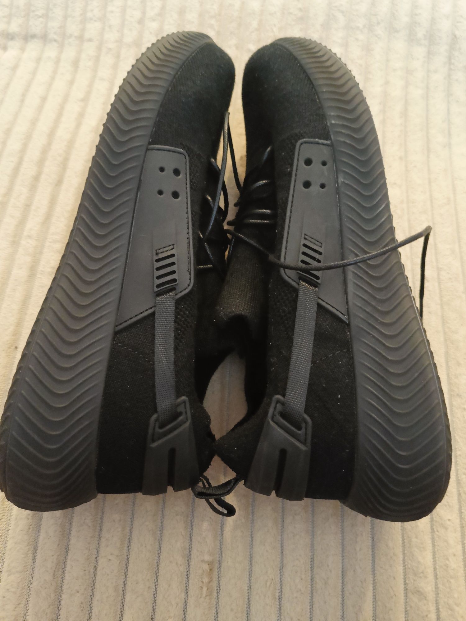 Buty sportowe marki Sprandi 
Buty sportowe
Wylecieliśmy rano. Słońce ś