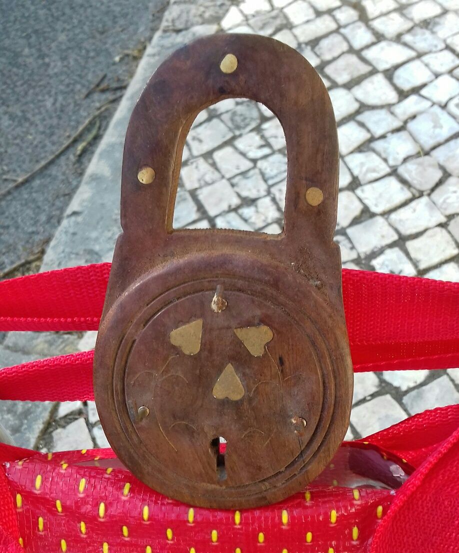 Chaveiro de madeira . forma de cadeado , p/  chave 1 euro