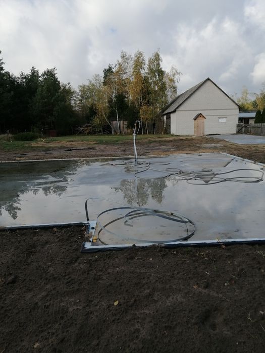 Dzialka z rozpoczetą budową