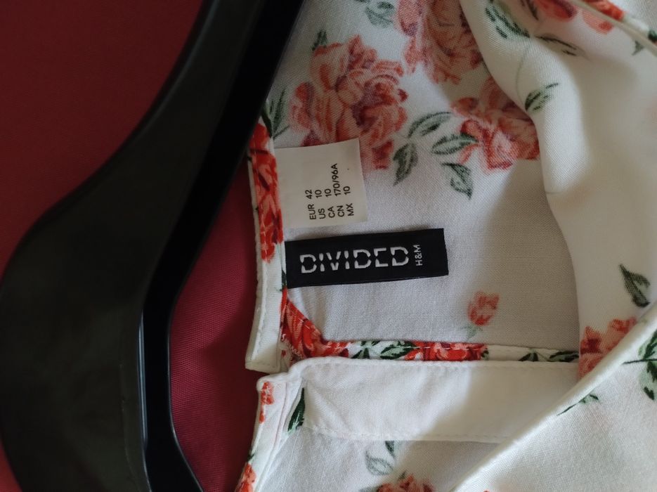 Elegancka bluzka z zapięciem na plecach r42