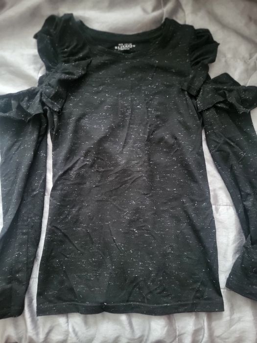 Bluzka z wycięciem na ramionach r. 140