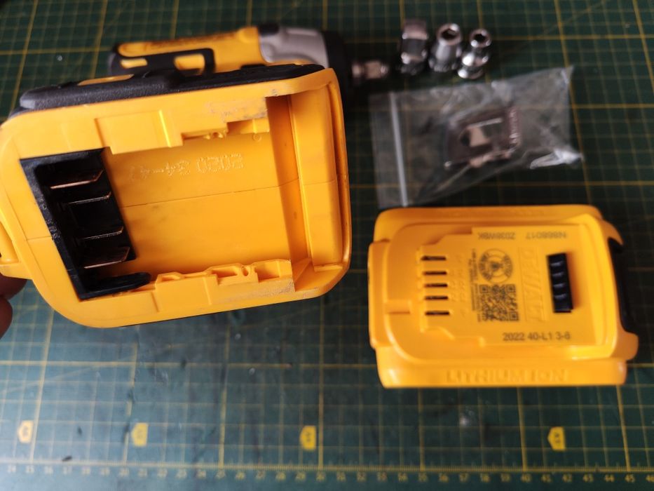 Гайковерт девольт DCF 890