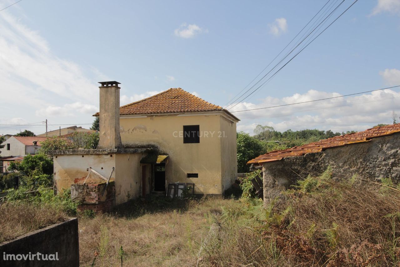 Moradia para Recuperar em Cavaleiros, Barcouço.