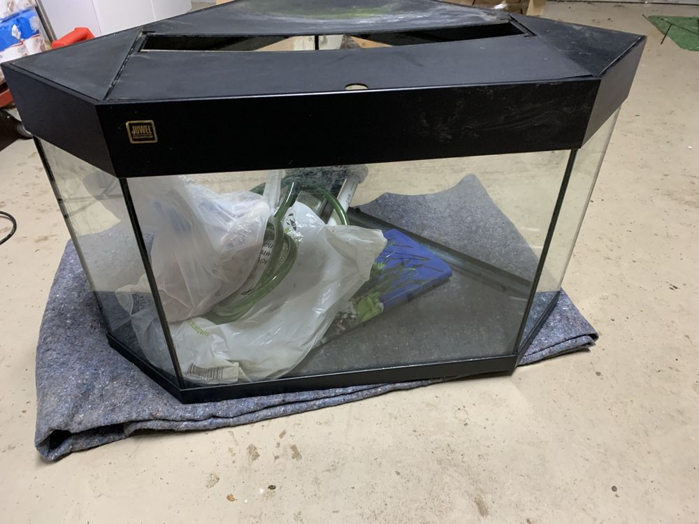 Akwarium z szafka i lampa