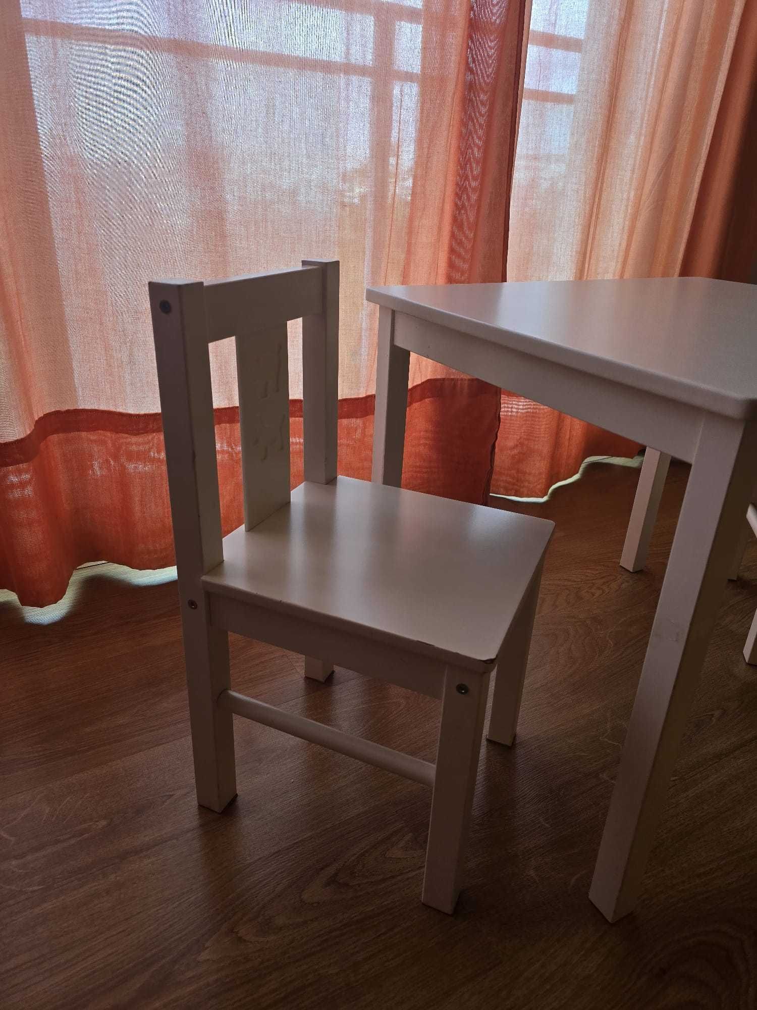 Mesa de criança IKEA KRITTER, duas cadeiras e banco, excelente estado.