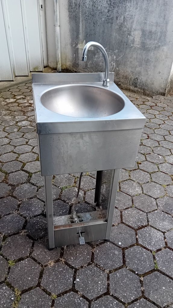 Pia lava mãos em inox com pedal