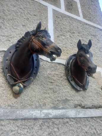 2 cabeças de cavalo em ceramica