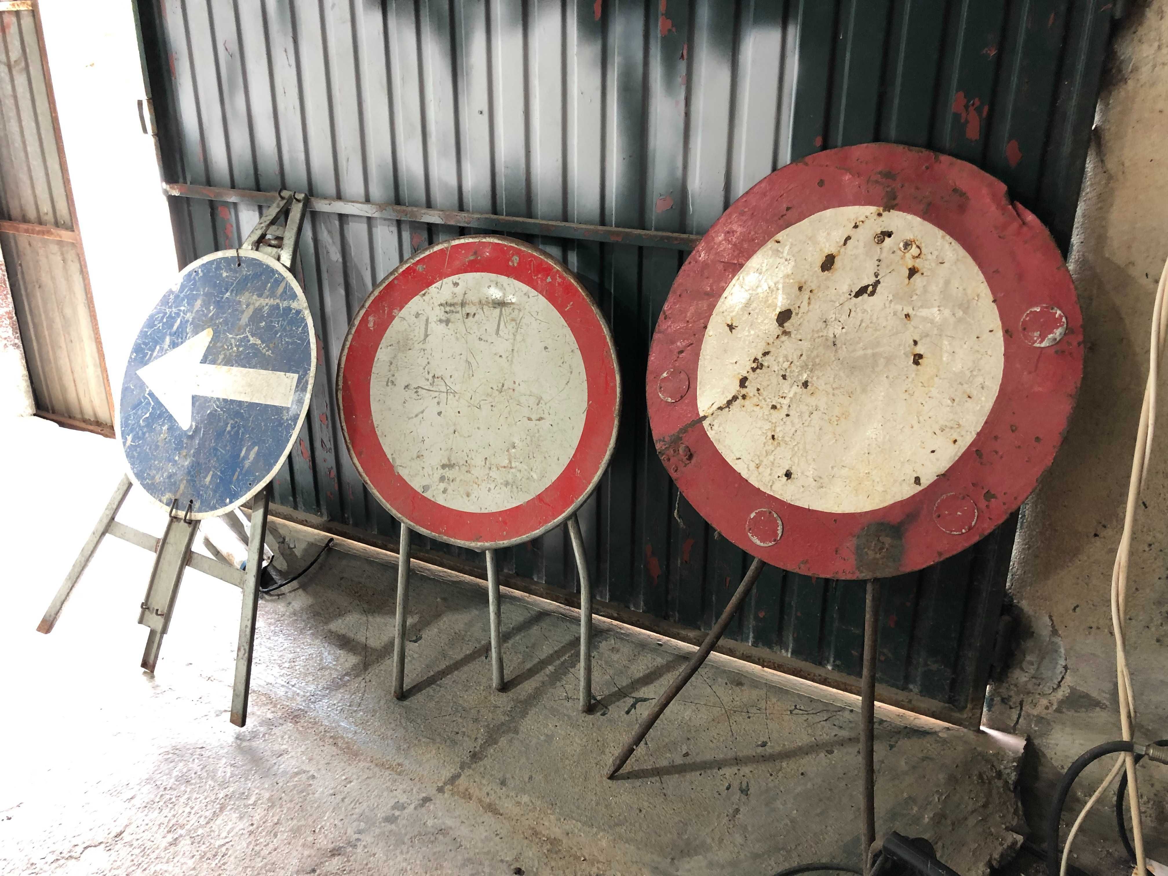 Sinais de transito antigos vintage para decoração se garagem, oficina