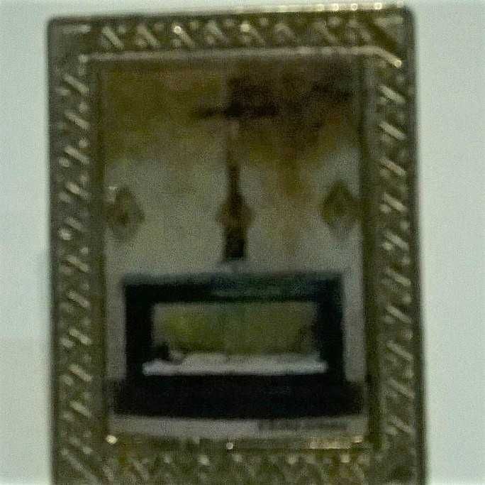 Placa em metal, com imagem de Cristo