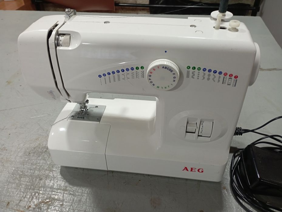 Швейна машинка AEG