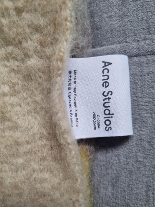 Nowy szal marki ACNE STUDIOS