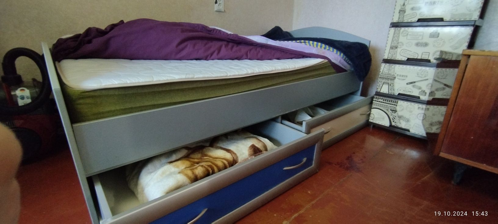 Ліжко з комодами