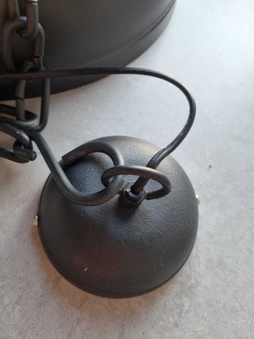 solidna lampa sufitowa industrialna