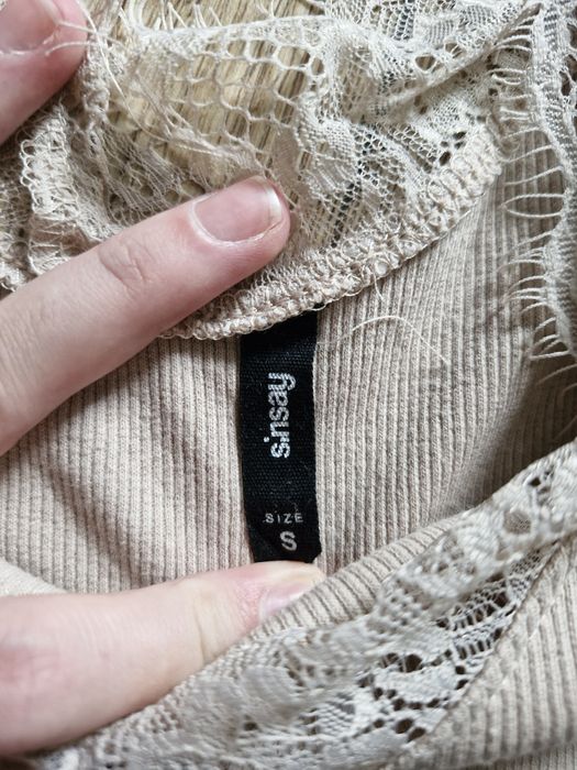 Prążkowana bluzka z koronką Sinsay rozmiar S