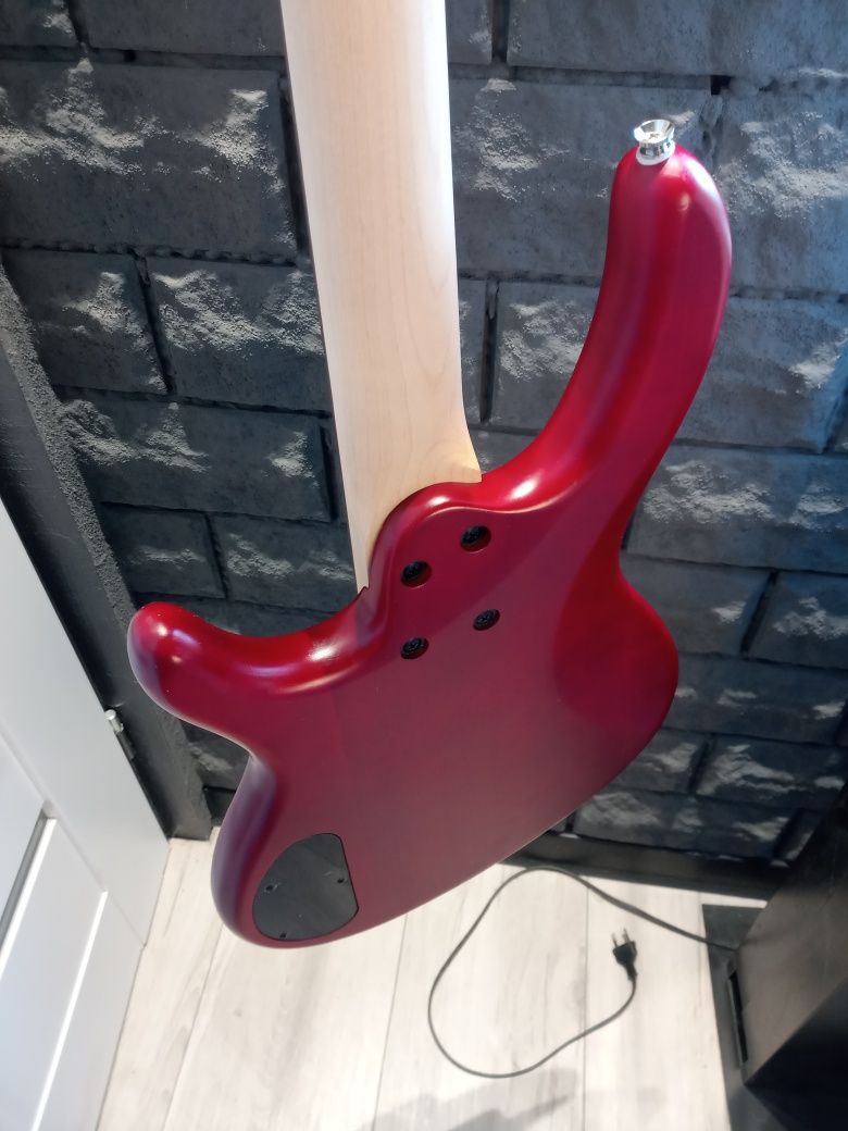 Gitara basowa Cort