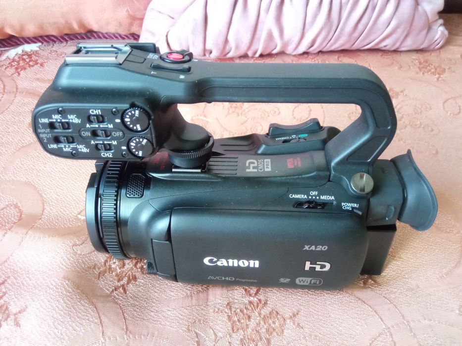 Відеокамера Canon XA20