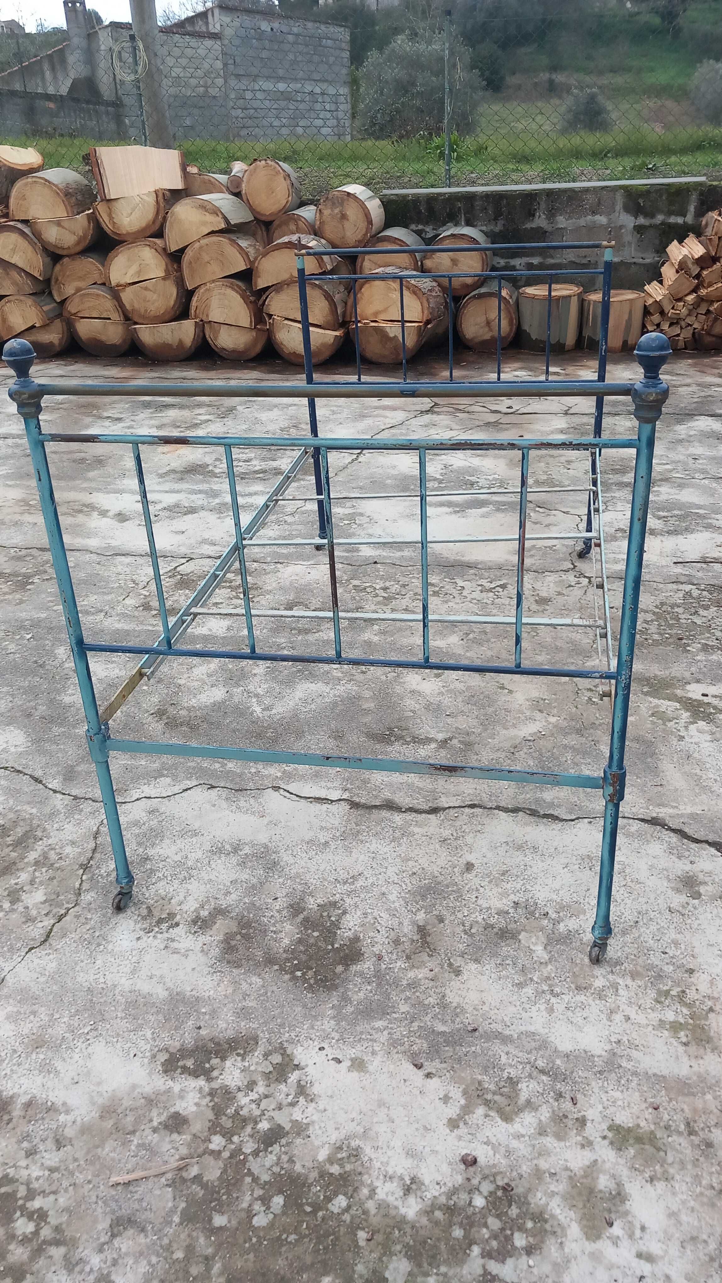 Cama antiga em ferro