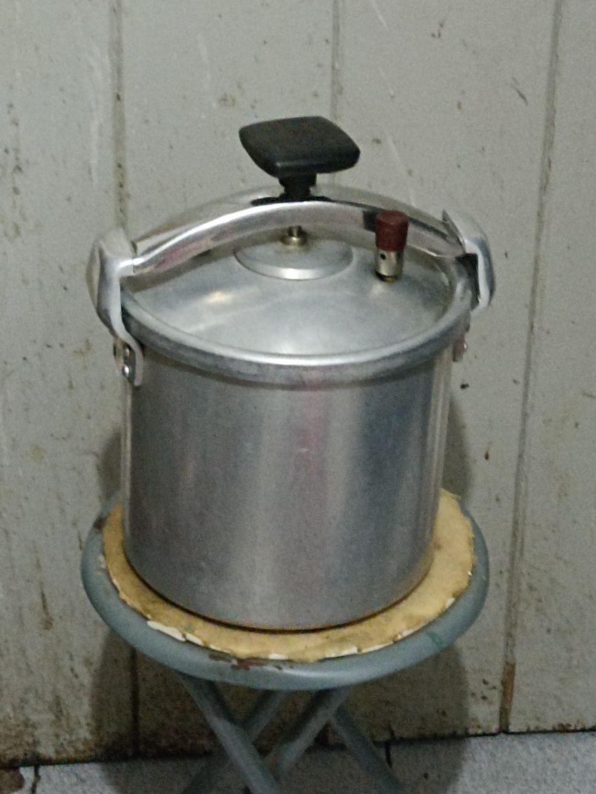 Panela de Pressão da Celar de 8 litros capacidade sem alcas