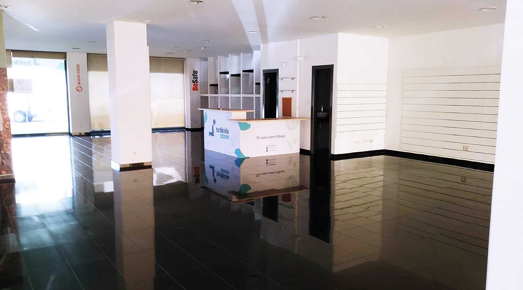 Loja com 250m2 e 3 frentes em localização premium, próximo do centro.