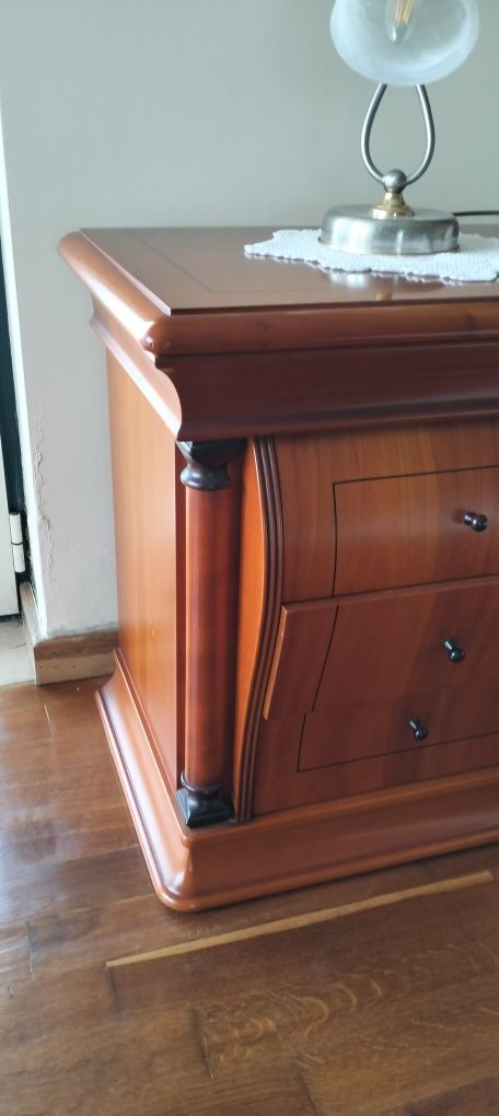 Cama casal com mesas de cabeceira