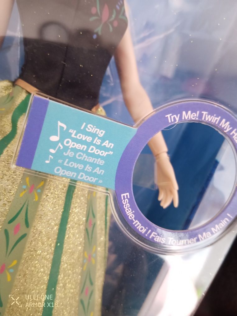 Brinquedo Boneca 30cm Singing Anna Frozen música Love is an open door.