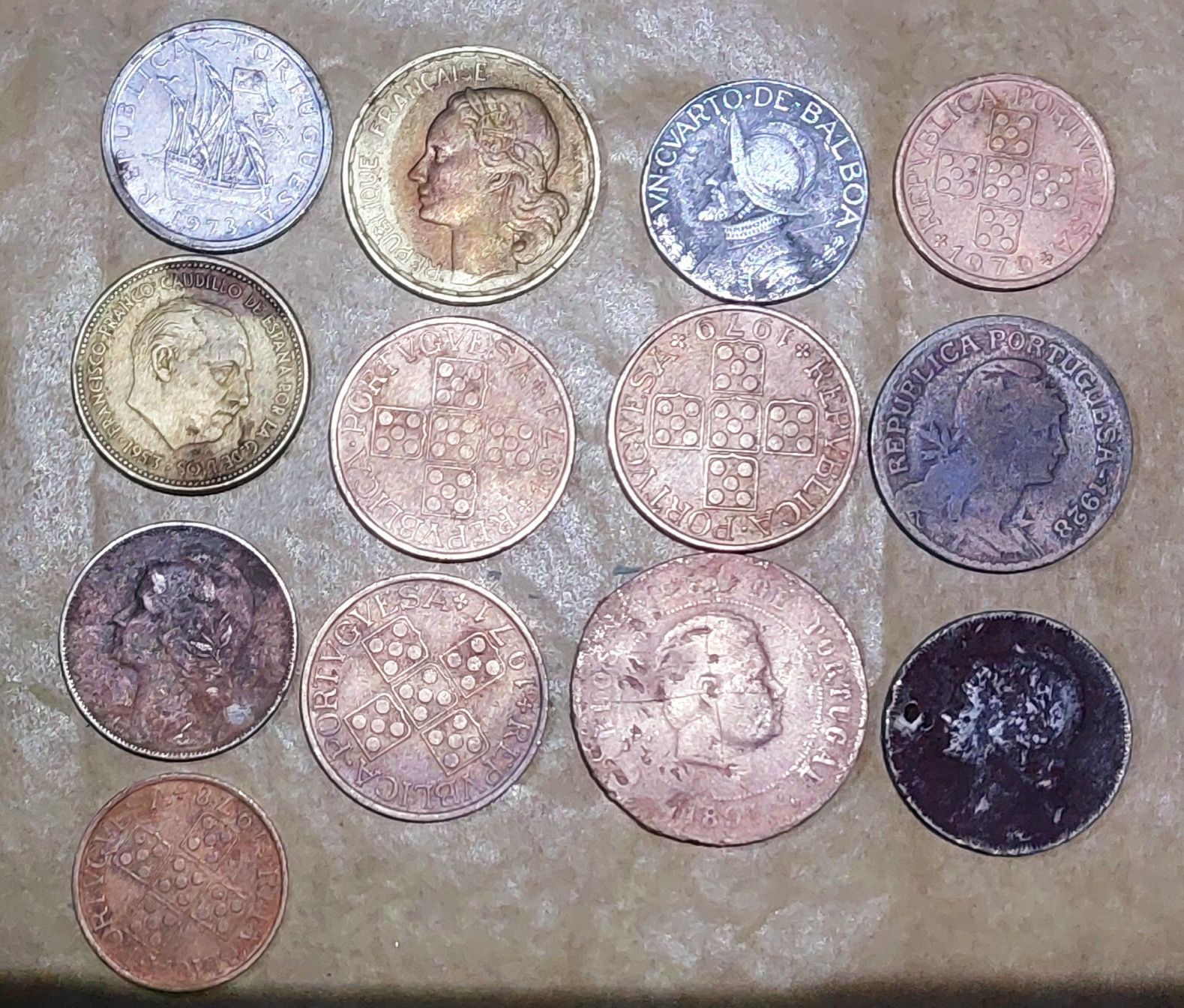 Varias moedas e nota de 20 escudos